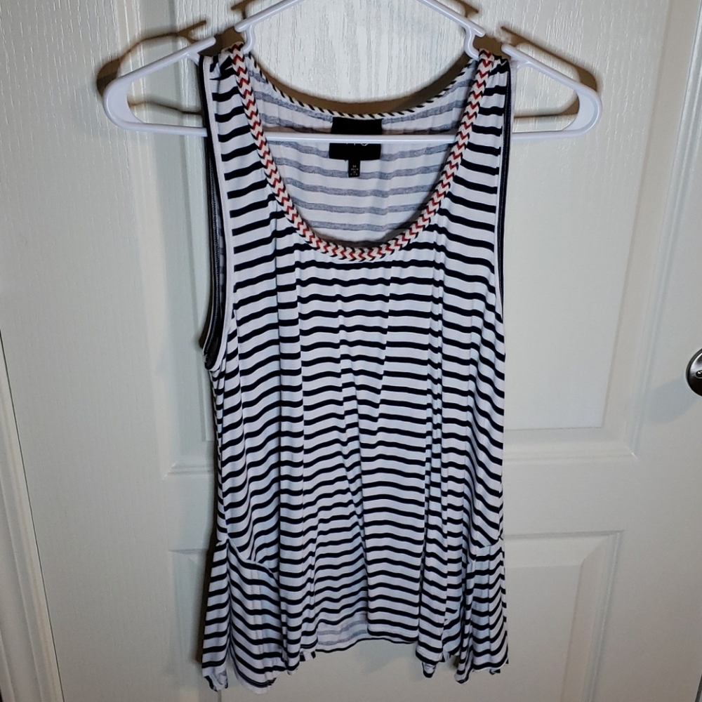 Sleeveless fashionable shirt